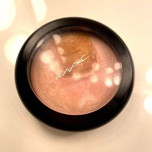 MAC - Centre of Attention